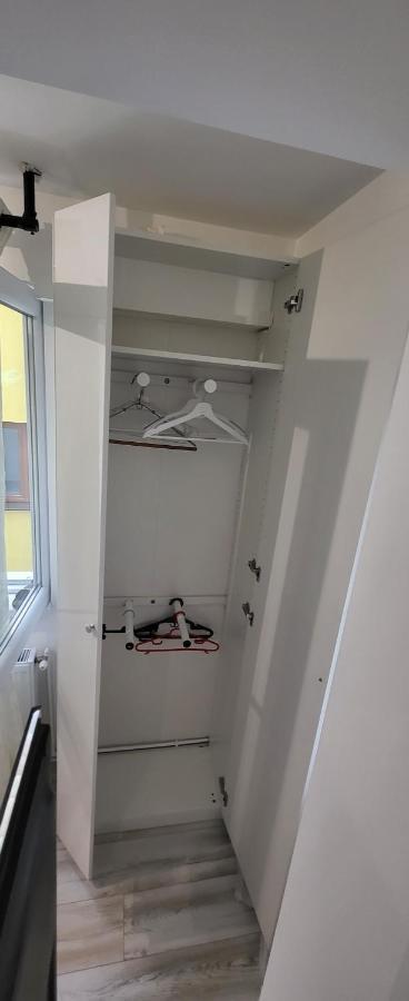 Apartment 28 Constantin Brancoveanu, Craiovita, Self Check-in *